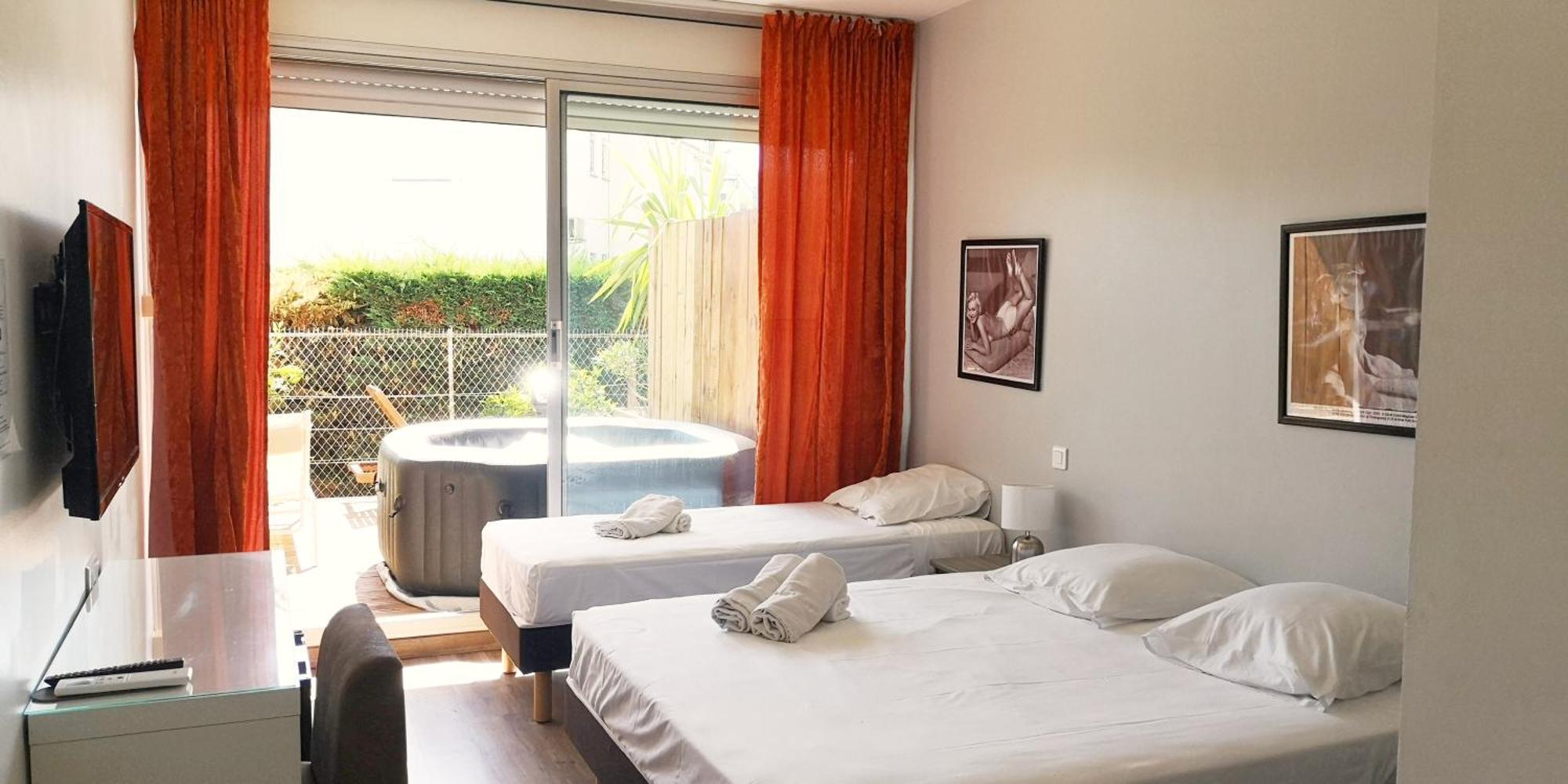 Hotel Sable Et Soleil - Port, Plage Et Jacuzzi Prive Fréjus Oda fotoğraf