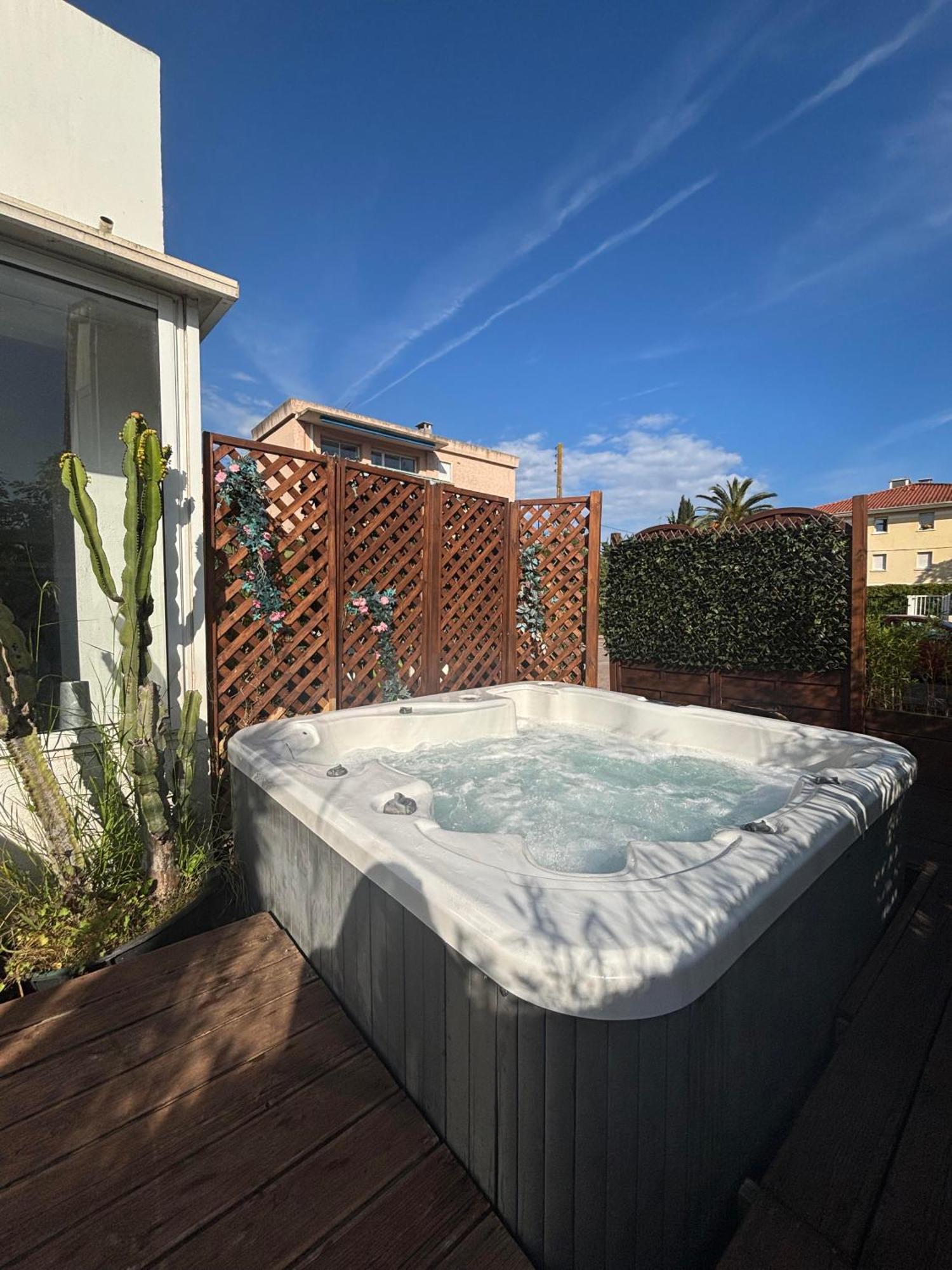 Hotel Sable Et Soleil - Port, Plage Et Jacuzzi Prive Fréjus Dış mekan fotoğraf
