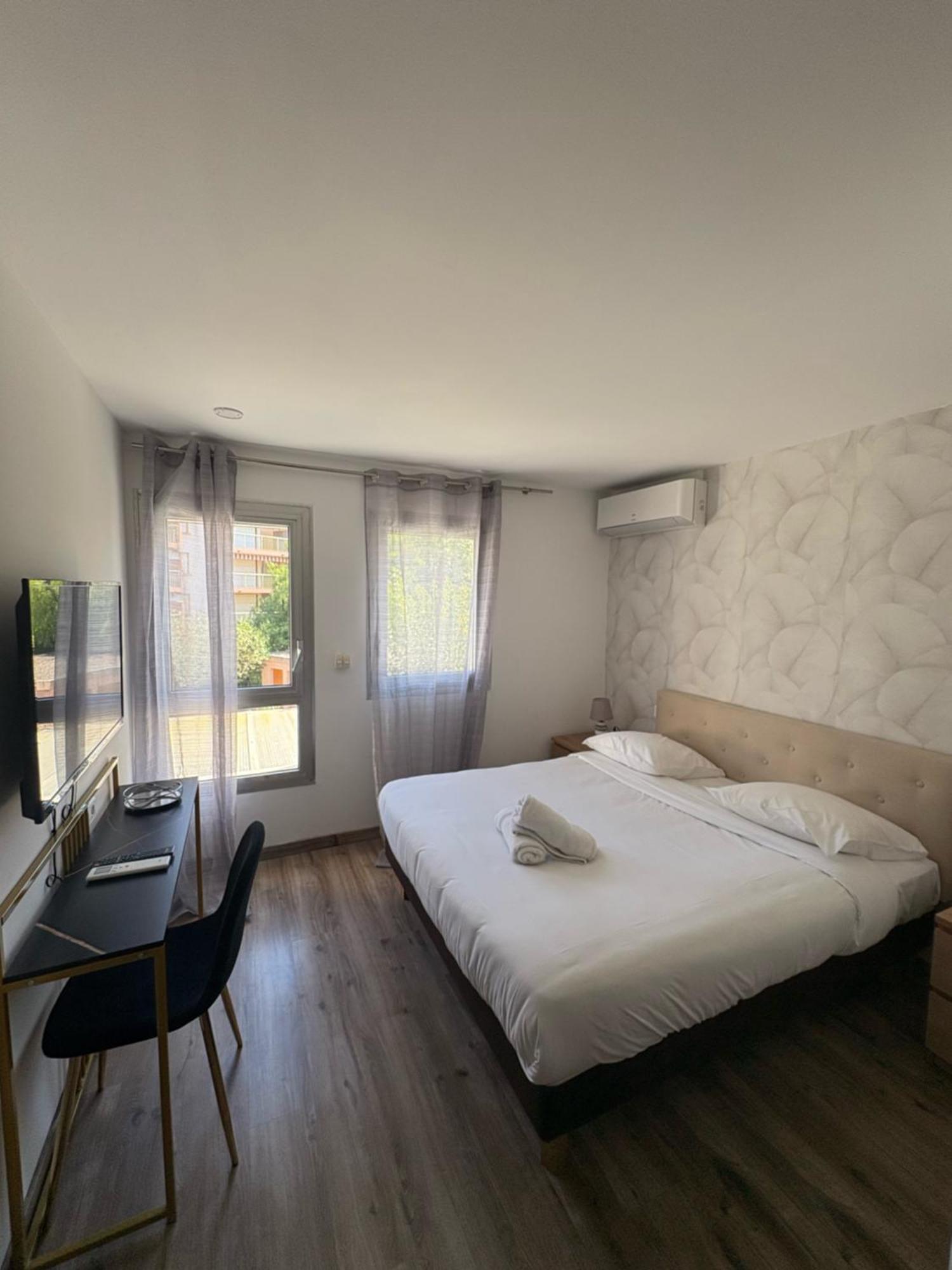 Hotel Sable Et Soleil - Port, Plage Et Jacuzzi Prive Fréjus Dış mekan fotoğraf